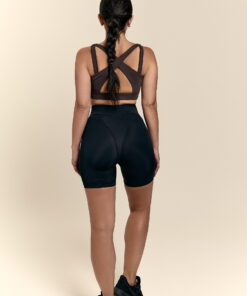 Alternative Sichtweise auf Sport-BH mit Doppelträgern / Shorts mit V-Einsatz