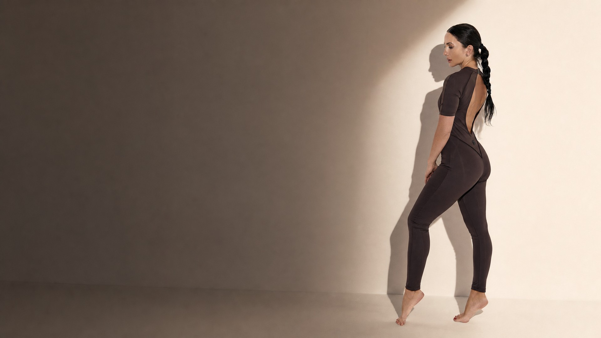 Model in femininer Activewear – Silhouetten mit Ausdruck